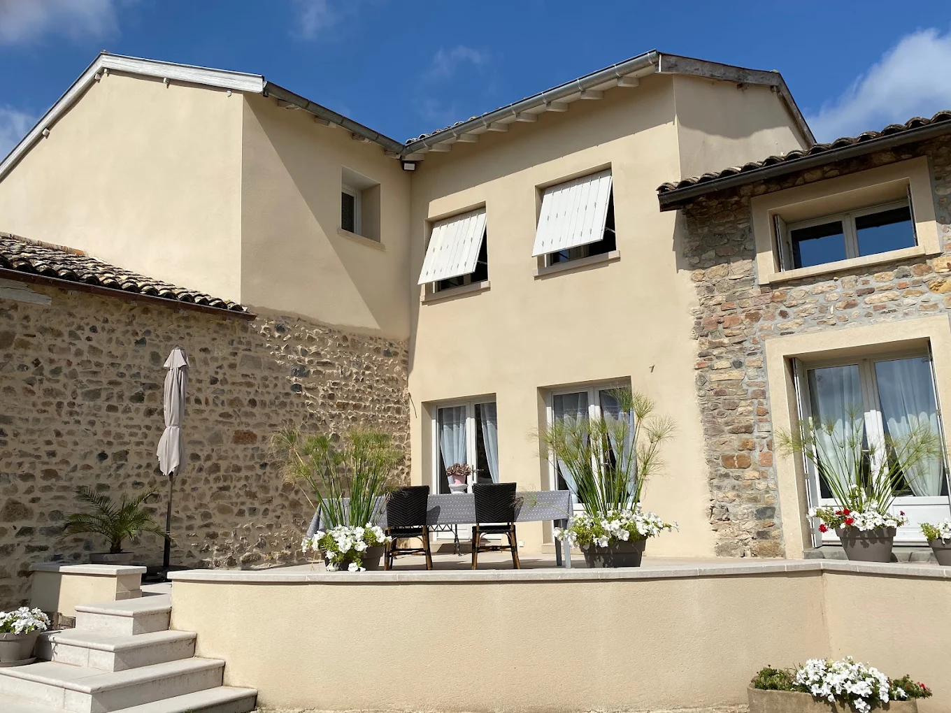 Week-end romantique dans les vignes du Beaujolais — chambre d'hôtes L'Escale à Émeringes avec vue sur les vignes