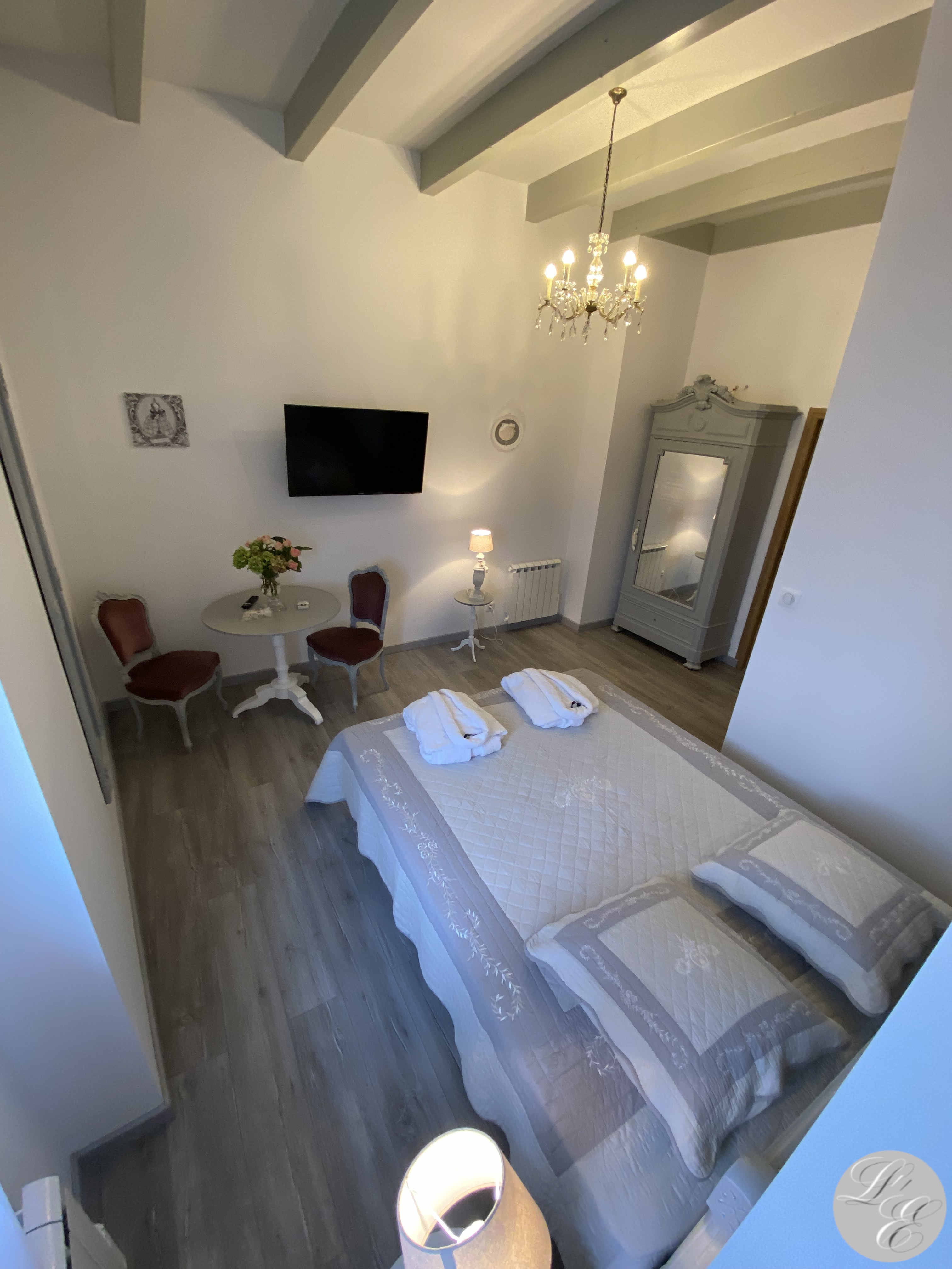 Chambre d'hôtes romantique, spa et table d'hôtes dans les vignes du Beaujolais à L'Escale, Émeringes - Image 1