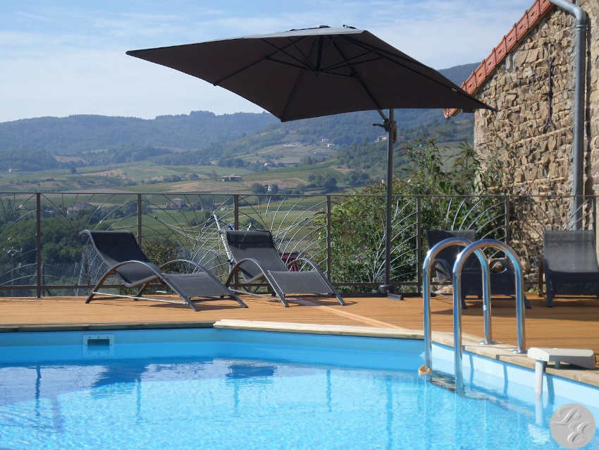 Spa et piscine hors sol avec vue panoramique sur les vignes du Beaujolais